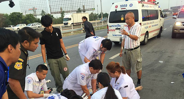 หนุ่ม 18 ซิ่งเบนซ์ชน 2 คันรวด ทำแม่เด็ก 7 ขวบดับ ด้านลูกยังอาการสาหัส