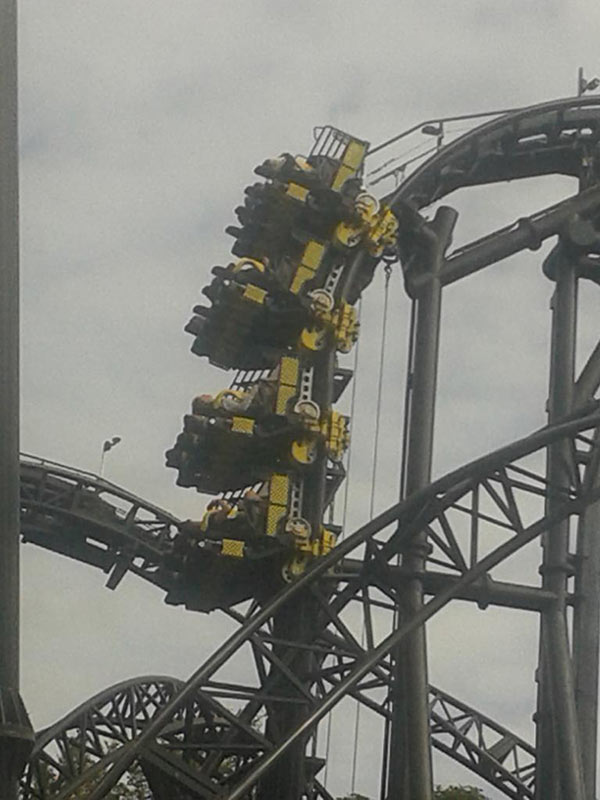 วินาทีระทึก ! รถไฟเหาะค้างกลางอากาศ 32 ชีวิตติดค้าง ตั้งฉากกับพื้นโลก