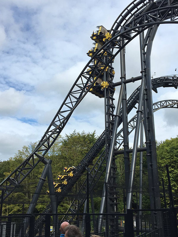 วินาทีระทึก ! รถไฟเหาะค้างกลางอากาศ 32 ชีวิตติดค้าง ตั้งฉากกับพื้นโลก 