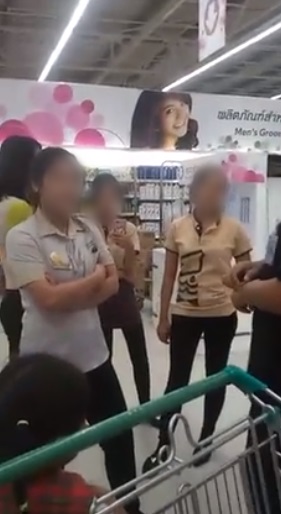 ใครผิดใครถูก ! คลิป ลูกค้า ปะทะ พนักงานโดนัทชื่อดัง เปิดศึกน้ำลายเถียงกันสนั่น  