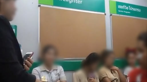 ใครผิดใครถูก ! คลิป ลูกค้า ปะทะ พนักงานโดนัทชื่อดัง เปิดศึกน้ำลายเถียงกันสนั่น