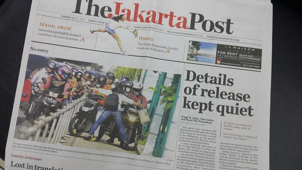 แห่ชื่นชม สาวใจกล้า ขวางมอเตอร์ไซค์ขี่บนฟุตบาธ ทวงคืนพื้นที่คนเดินถนน