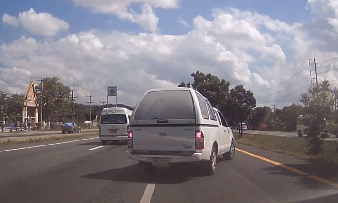 คนขับรถสุดกร่าง ! ปาดหน้า-ถอยชน อ้างต่อยคู่กรณี บอก 