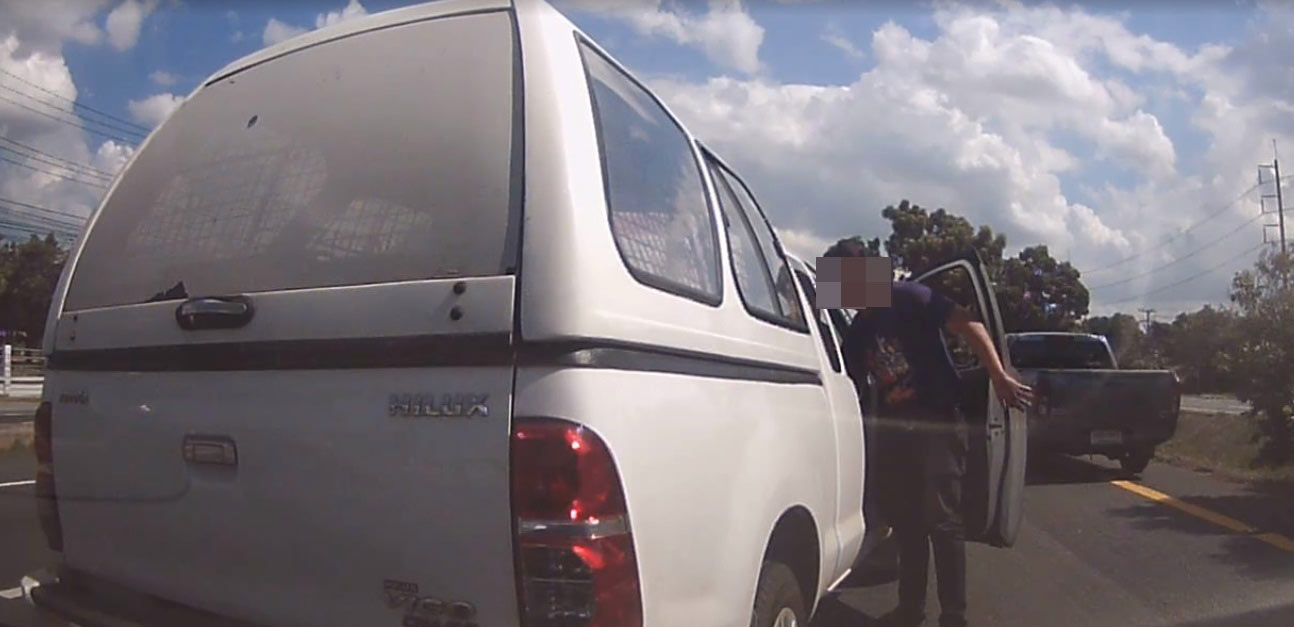 คนขับรถสุดกร่าง ! ปาดหน้า-ถอยชน อ้างต่อยคู่กรณี บอก 