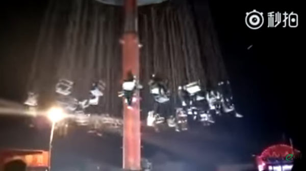 วินาทีระทึก เครื่องเล่นจีนเกิดขัดข้อง ร่วงกระแทกพื้น คนเจ็บอื้อ 