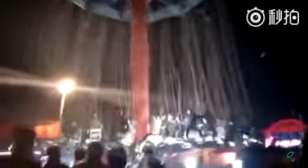 วินาทีระทึก เครื่องเล่นจีนเกิดขัดข้อง ร่วงกระแทกพื้น คนเจ็บอื้อ 