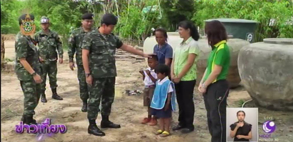 น้ำใจหลั่งไหล ช่วยเด็ก 4 ขวบ เดินลงจากเขา ขอข้าวให้น้องกับยายป่วย