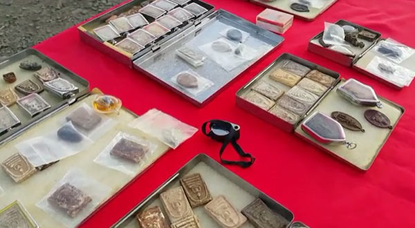 หนูน้อยเซียนพระ ส่งเสียงแจ๋วแหวว เรียกลูกค้าเข้าชมแผงพระเครื่อง