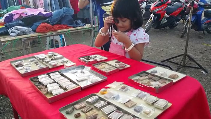 หนูน้อยเซียนพระ ส่งเสียงแจ๋วแหวว เรียกลูกค้าเข้าชมแผงพระเครื่อง