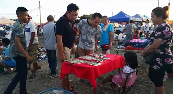 หนูน้อยเซียนพระ ส่งเสียงแจ๋วแหวว เรียกลูกค้าเข้าชมแผงพระเครื่อง