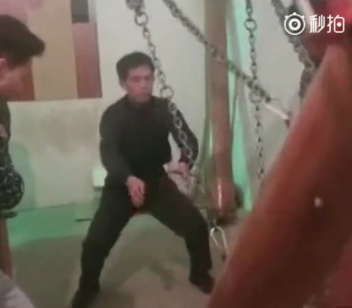 หนุ่มจีนโชว์พลังแกร่ง เหวี่ยงท่อนซุงกระแทกเป้า จะแรงแค่ไหนก็ไม่สะเทือน 