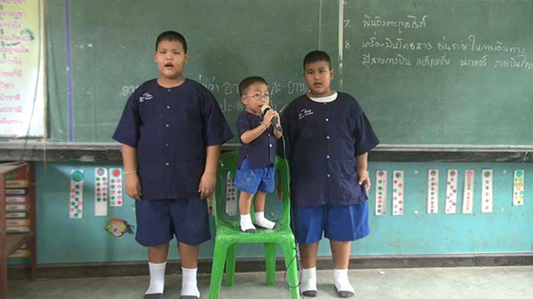 ชมภาพ น้องมีน เด็กไซส์มินิ อายุ 9 ขวบ สูง 82 ซม. ผู้เป็นที่รักของเพื่อน ๆ 