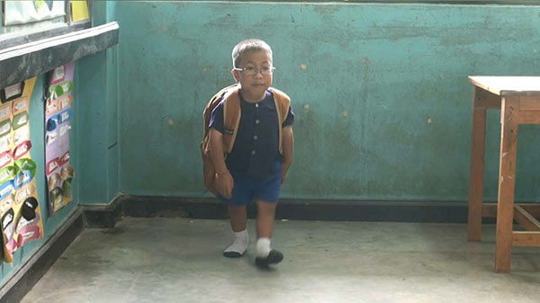 ชมภาพ น้องมีน เด็กไซส์มินิ อายุ 9 ขวบ สูง 82 ซม. ผู้เป็นที่รักของเพื่อน ๆ