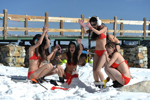 นางแบบสาวจีนสวมบิกินี่ขึ้นเขาท้าลมหนาว พร้อมไลฟ์สดให้แฟน ๆ ชม