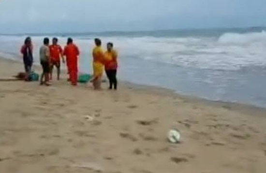 นิสิต มศว ฉลองรุ่นพี่เรียนจบที่ทะเลระยอง โดนคลื่นซัดดับ 2 ศพ