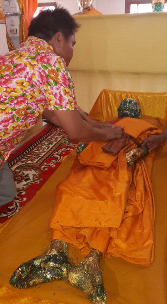 เพจดังชี้ร่างหลวงปู่วรพรตวิธาน เป็นสีเขียวมรกต เพราะทองคำเปลว-ไม่ใช่ปาฏิหาริย์