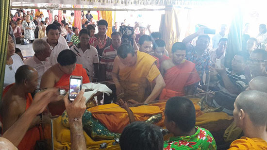 เพจดังชี้ร่างหลวงปู่วรพรตวิธาน เป็นสีเขียวมรกต เพราะทองคำเปลว-ไม่ใช่ปาฏิหาริย์