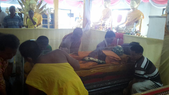 เพจดังชี้ร่างหลวงปู่วรพรตวิธาน เป็นสีเขียวมรกต เพราะทองคำเปลว-ไม่ใช่ปาฏิหาริย์