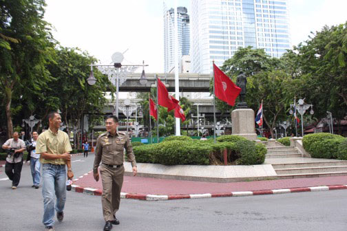 จักรทิพย์ ตรวจเสาธงใหม่ สตช. แจงไม่ได้เสริมฮวงจุ้ย เพียงเสริมความสง่างาม