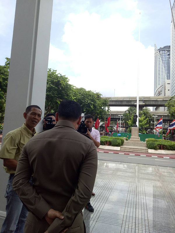 จักรทิพย์ ตรวจเสาธงใหม่ สตช. แจงไม่ได้เสริมฮวงจุ้ย เพียงเสริมความสง่างาม