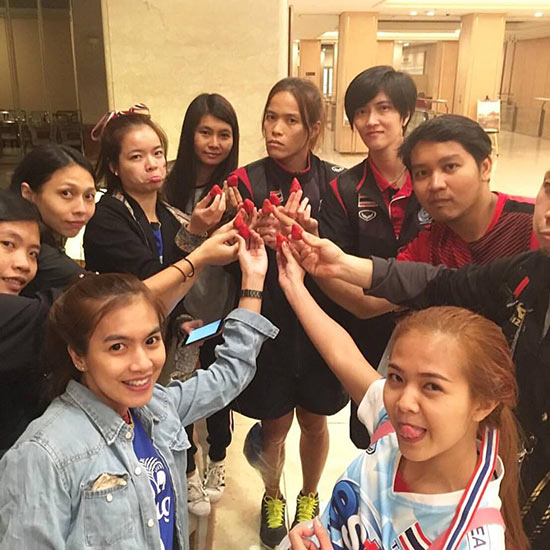 นักวอลเลย์บอลหญิงไทย พร้อมใจชูสตรอว์เบอร์รี หมายถึงอะไรกันนะ