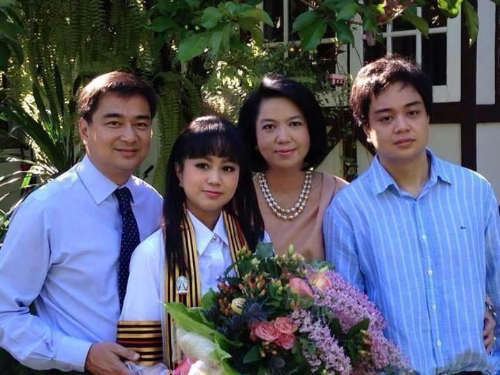 อภิสิทธิ์ และครอบครัว ร่วมงานซ้อมรับปริญญา น้องมะปราง บุตรสาว หลังจบการศึกษาจากจุฬาลงกรณ์มหาวิทยาลัย
