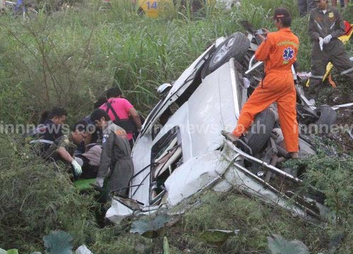 รถตู้เช่าเหมาหลับในชนเสา ดับ 4 เจ็บ 7 (ไอเอ็นเอ็น)