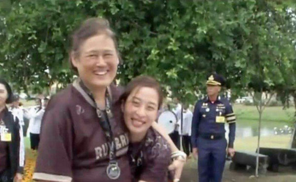 พระองค์ภา เข้าสวมกอด สมเด็จพระเทพฯ