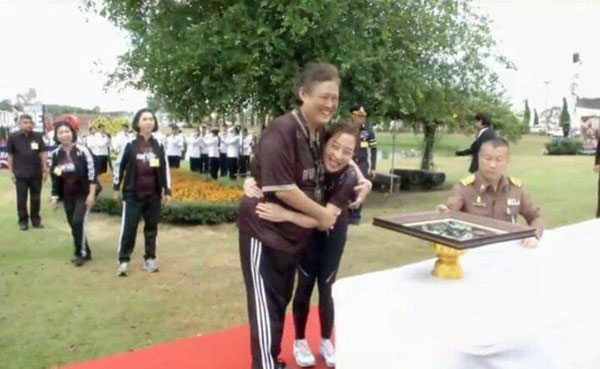 พระองค์ภา เข้าสวมกอด สมเด็จพระเทพฯ