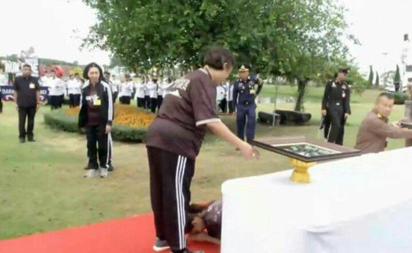 พระองค์ภา เข้าสวมกอด สมเด็จพระเทพฯ