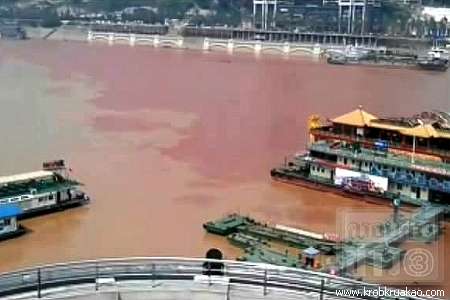 แม่น้ำสีเลือด