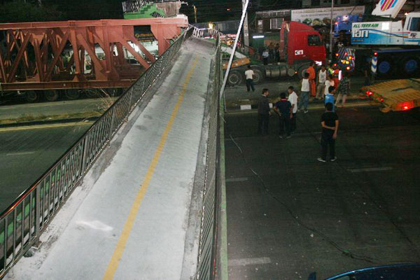 รถบรรทุกชนสะพานลอยถล่ม