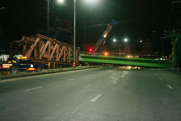 รถบรรทุกชนสะพานลอยถล่ม