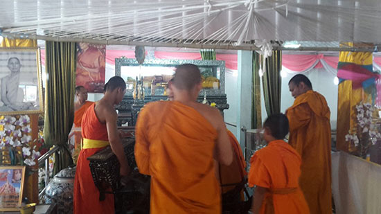 เพจดังชี้ร่างหลวงปู่วรพรตวิธาน เป็นสีเขียวมรกต เพราะทองคำเปลว-ไม่ใช่ปาฏิหาริย์