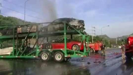 ไฟไหม้รถหรู