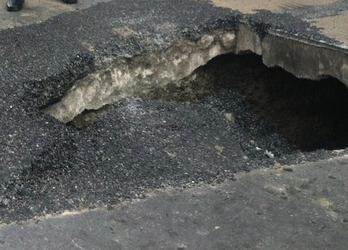 ถนนทรุด