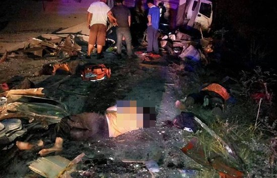 รถพ่วงชนรถทัวร์นักเรียน