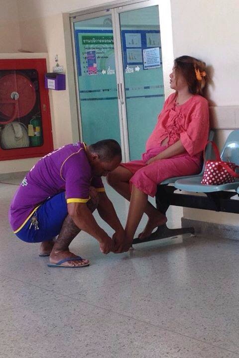 หนุ่มสักทั้งตัว ผู้รักเมียทั้งหัวใจ...ก้มตัดเล็บมือเล็บเท้าให้เมีย นี่สิลูกผู้ชายตัวจริง