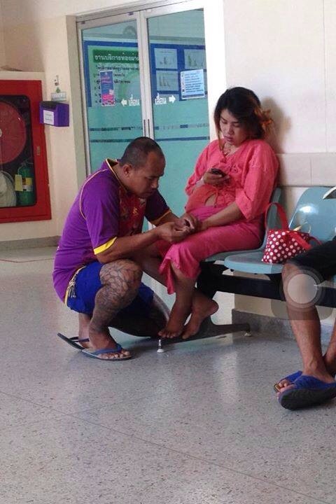 หนุ่มสักทั้งตัว ผู้รักเมียทั้งหัวใจ...ก้มตัดเล็บมือเล็บเท้าให้เมีย นี่สิลูกผู้ชายตัวจริง