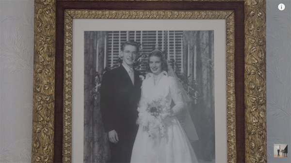 น่ารักสุด ๆ คู่รักรุ่นใหญ่ฉลองแต่งงานครบ 60 ปี ตามธีมการ์ตูนเรื่อง UP