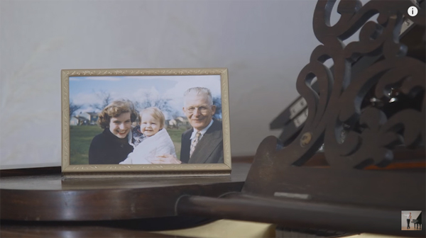 น่ารักสุด ๆ คู่รักรุ่นใหญ่ฉลองแต่งงานครบ 60 ปี ตามธีมการ์ตูนเรื่อง UP