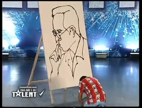 ถิ่น ไทยแลนด์ก๊อดทาเลนต์  พ่นไฟวาดรูปพ่อหลวง 