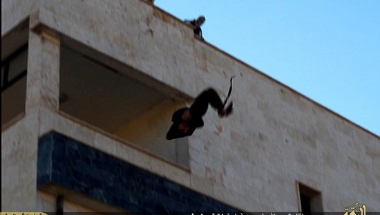 IS จับชายเกย์โยนตึกตายอีก คนแห่ดูร่วมขว้างหินใส่ศพ 