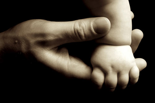 สุดสลด! พ่ออุ้มลูกวัย 3 เดือนพาดบ่าแรงเกิน-ทำลูกคอหักดับ 