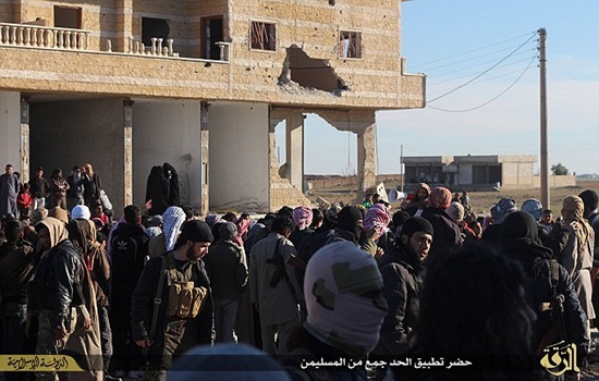 IS จับชายเกย์โยนตึกตายอีก คนแห่ดูร่วมขว้างหินใส่ศพ 