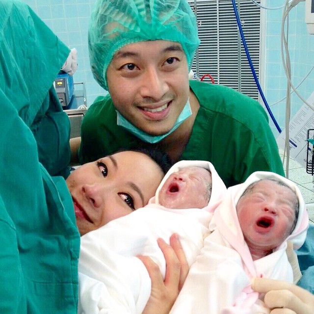  เอม พิณทองทา คลอดลูกสาวฝาแฝดแล้ว โอ๊ค-อุ๊งอิ๊ง ร่วมยินดี