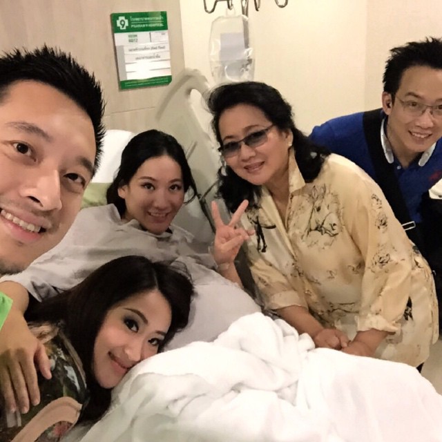  เอม พิณทองทา คลอดลูกสาวฝาแฝดแล้ว โอ๊ค-อุ๊งอิ๊ง ร่วมยินดี