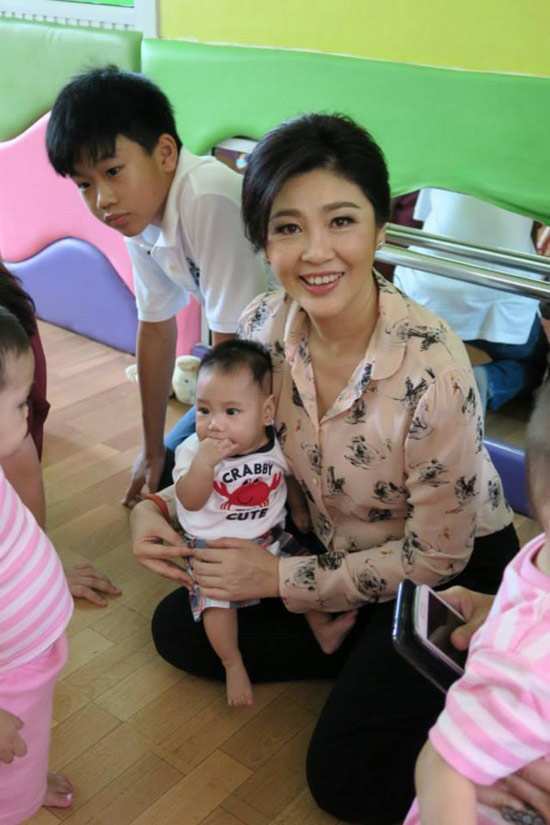 ยิ่งลักษณ์-สามี-น้องไปป์ ทำบุญวันเกิด-บริจาคของศูนย์เด็กอ่อน