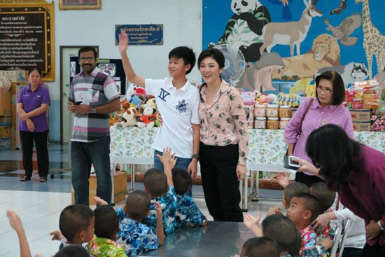  ยิ่งลักษณ์-สามี-น้องไปป์ ทำบุญวันเกิด-บริจาคของศูนย์เด็กอ่อน