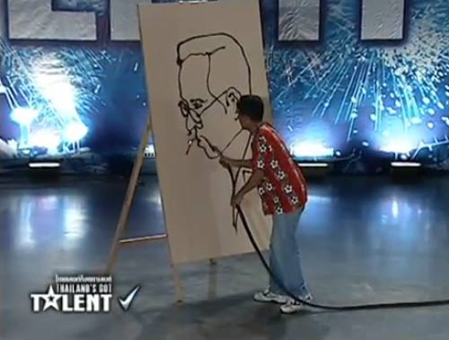 ถิ่น ไทยแลนด์ก๊อดทาเลนต์  พ่นไฟวาดรูปพ่อหลวง 